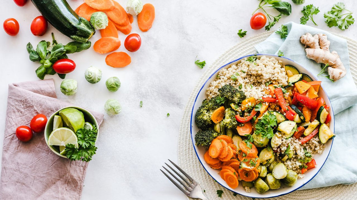 A quinoa and vegetable salad bowl, rich in magnesium